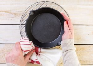 How to Clean a Cast Iron Kettle 3 Img